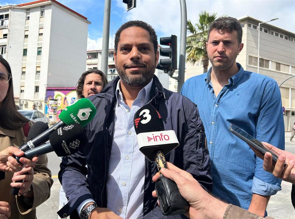 El secretario general de Vox, Ignacio Garriga, en declaraciones a periodistas en Cornellà de Llobregat (Barcelona)