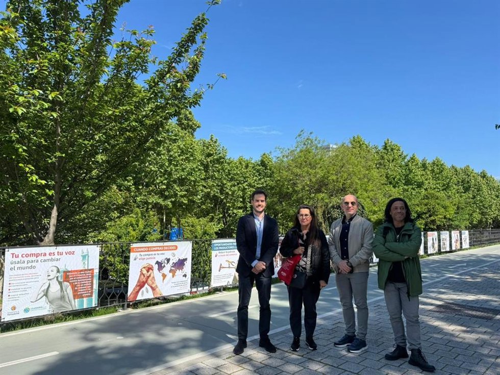 El concejal de Personas Mayores, Familia y Servicios Sociales, Rodrigo Nieto, en el acto inaugural de la exposición 'Tu compra es tu voz' en el Paseo de Las Moreras de Valladolid