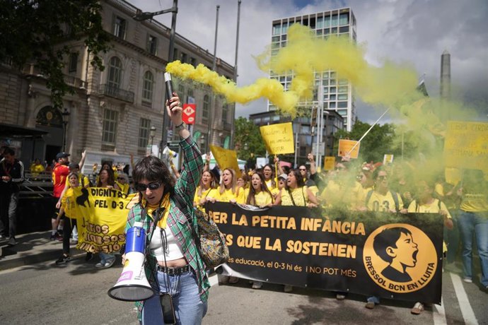 Profesionales de la Educación Infantil de Catalunya durante la manifestación este jueves por Barcelona para reclamar mejores condiciones y "dignidad" en la etapa educativa de 0 a 3 años