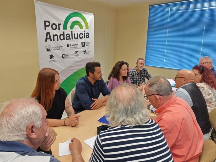 La portavoz de Por Andalucía en el Parlamento Andaluz, Inma Nieto, en una reunión en Fuengirola (Málaga) con los Jubilados del SAS del sindicato CCOO.
