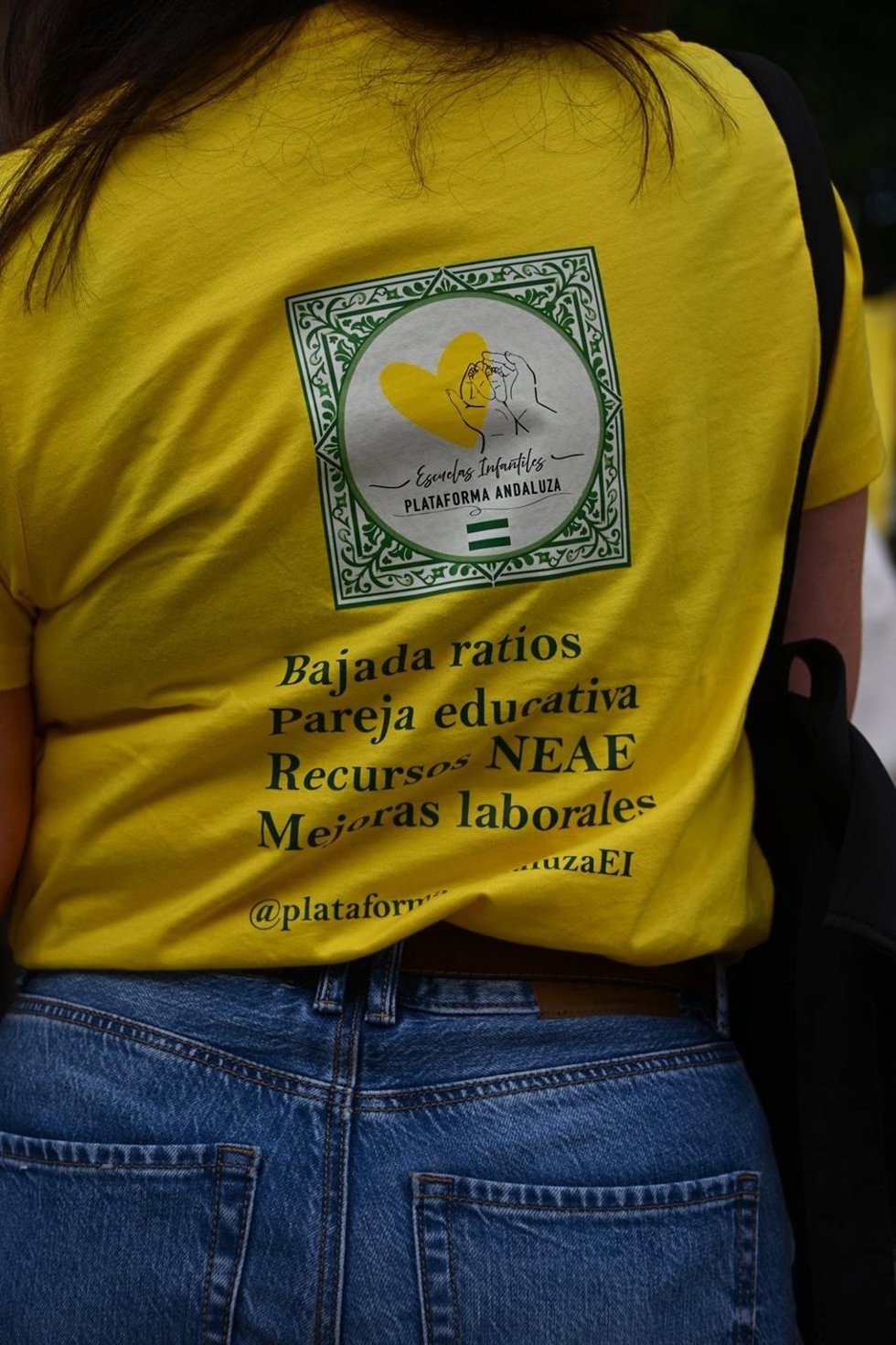 Detalle de la camiseta de una trabajadora del primer ciclo de Educación Infantil en la concentración para exigir la mejora de sus condiciones.