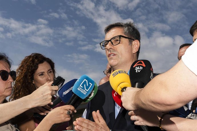 El secretario de Justicia del PSOE y ministro de Presidencia, Justicia y Relaciones con las Cortes, Félix Bolaños, atiende a los medios en una visita realizada a las instalaciones de la Escuela Agraria en Vícar (Almería).