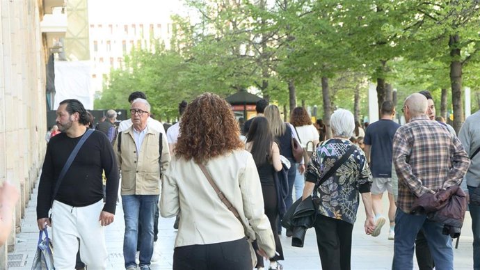 Archivo - Gente en la calle en una imagen de archivo 