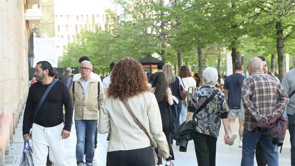 Archivo - Gente en la calle en una imagen de archivo 