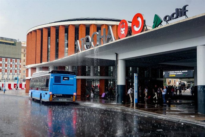 Archivo - Un autobús aparcado en las inmediaciones de la estación de trenes Puerta de Atocha-Almudena Grandes, con motivo de la Operación Salida de agosto, a 2 de agosto de 2024, en Madrid (España). 