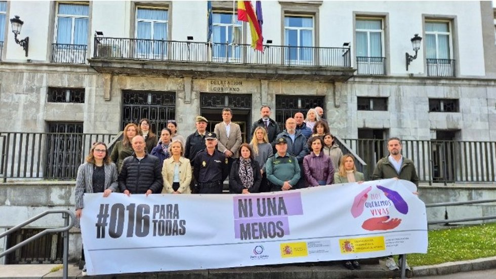 Minuto de silencio en repulsa por las víctimas de violencia de género.