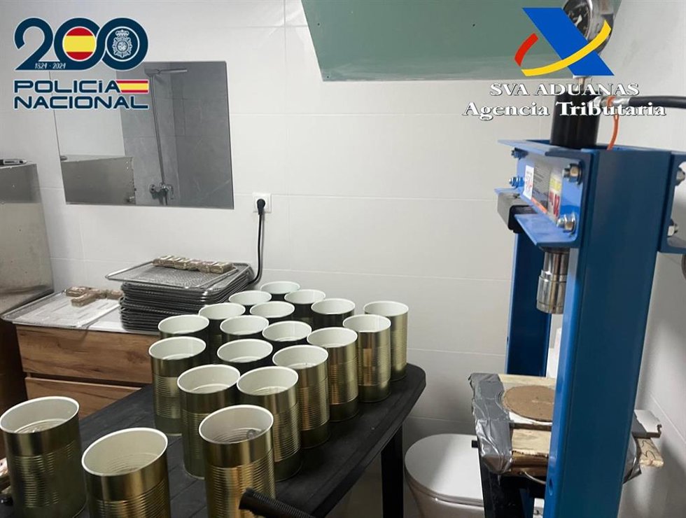 Intervenidos más de 800 kilogramos de hachís ocultos en latas de tomate en una nave industrial en Mollina (Málaga).