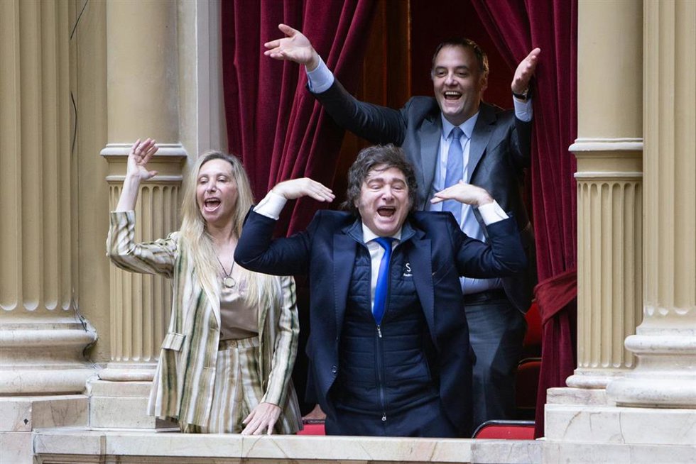 Archivo - El presidente argentino, Javier Milei, junto a la secretaria general de la Presidencia, Karina Milei, y el jefe de Gabinete, Manuel Adorni.