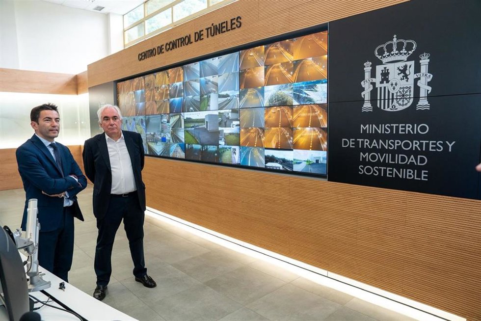 El delegado del Gobierno en Cantabria, Pedro Casares, en el Centro de Control de Túneles de Cantabria