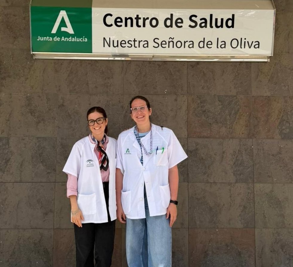 La enfermera comunitaria Laura de los Santos (i) y la enfermera pediátrica María López, ambas del centro de salud Ntra. Sra. De La Oliva, de Alcalá de Guadaíra, promotoras del proyecto asistencial.