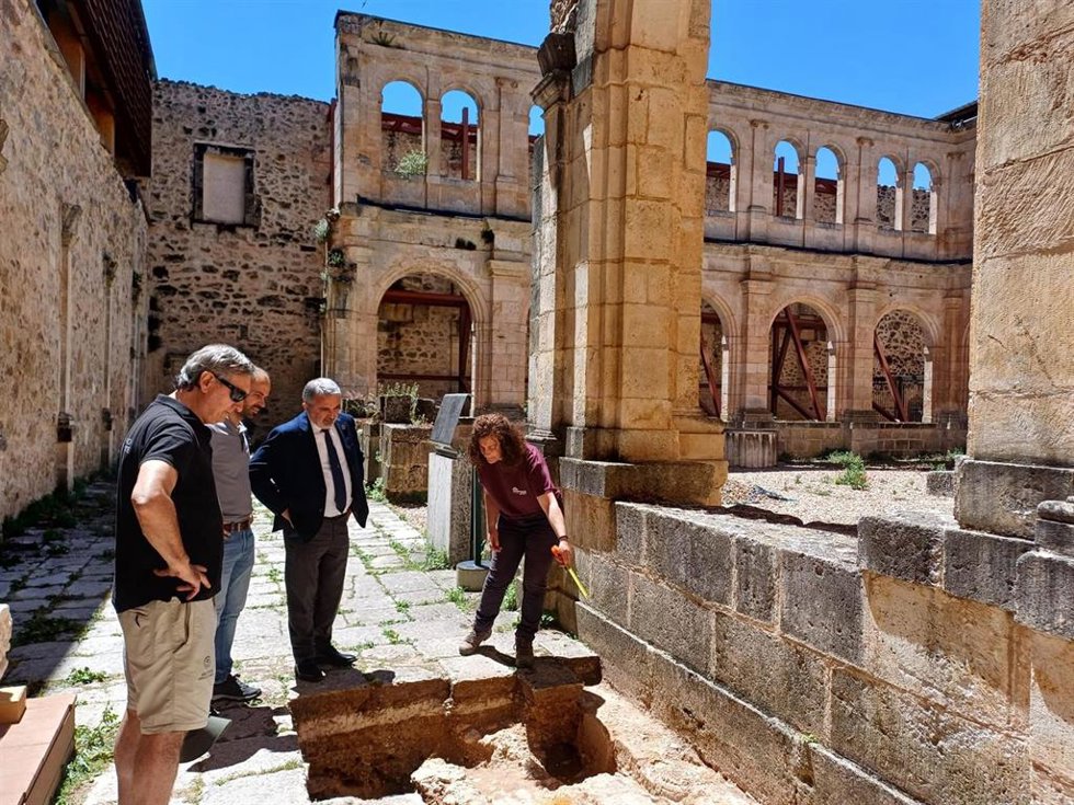 Archivo - Imagen de archivo de la presentación de los hallazgos en una campaña arqueológica en el Monasterio de San Pedro de Arlanza, en Hortigüela (Burgos).