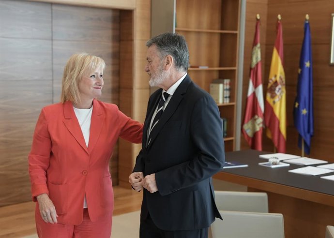 El presidente de las Cortes, Francisco Vázquez,  recibe en su despacho a la portavoz del Grupo Popular, Leticia García, en la ronda de consultas para proponer candidato a la investidura