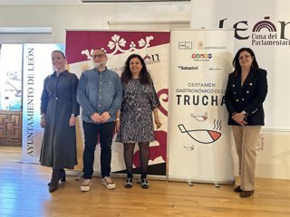 La concejala de Turismo de León, Mercedes Escudero (centro derecha), ha presentado este jueves el LIX Certamen Gastronómico de la Trucha de León.