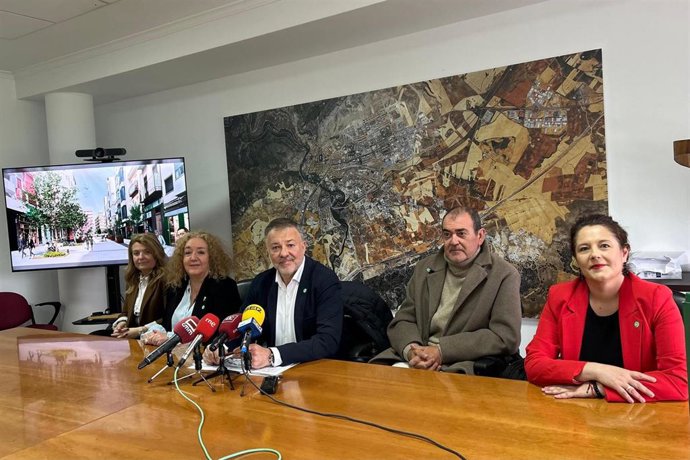 El alcalde de Cuenca, Darío Dolz, acompañado del varios de los componentes de su equipo de gobierno, ha dado algunos de los detalles más destacados de la obra de Carretería.