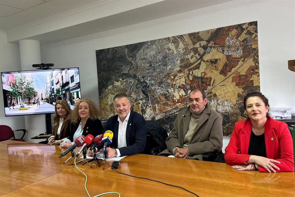 El alcalde de Cuenca, Darío Dolz, acompañado del varios de los componentes de su equipo de gobierno, ha dado algunos de los detalles más destacados de la obra de Carretería.