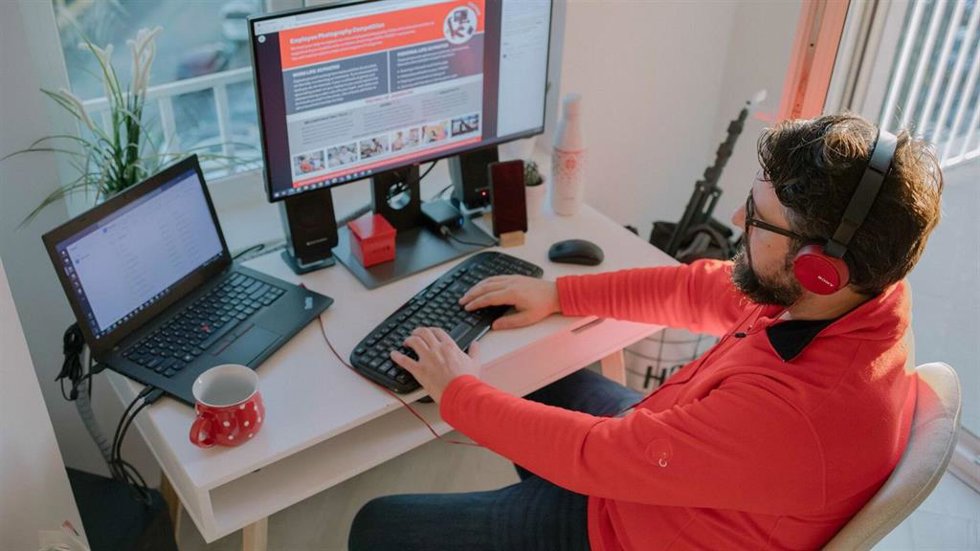 Empleado de Vodafone España trabajando