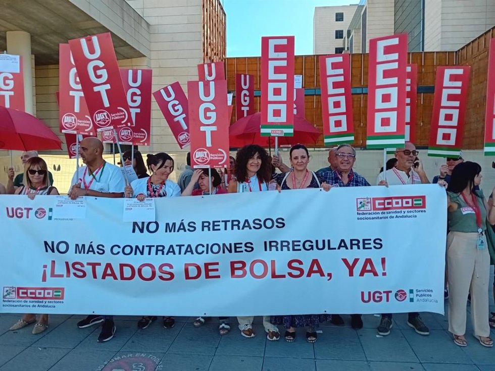 Archivo - Imagen de archivo de la movilización en Granada de CCOO y UGT por la actualización de la Bolsa de Empleo temporal del SAS.