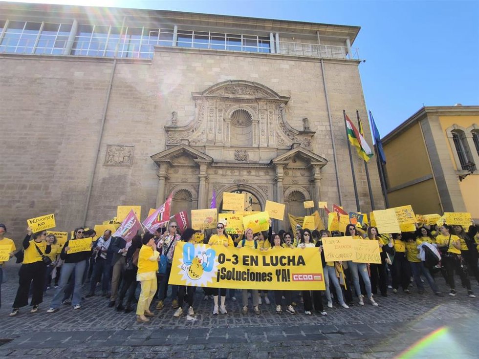 Concentración de trabajadoras de educación infantil de 0-3 años frente al Parlamento riojano