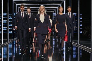 Los uniformes de Iberia diseñados por Teresa Helbig se exponen en el Museo del Traje de Madrid.