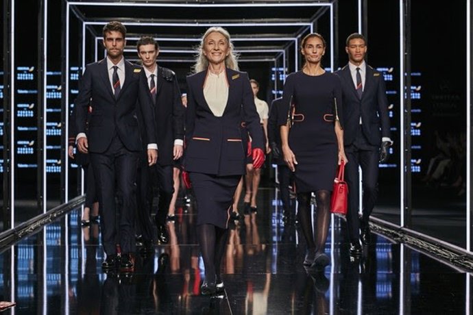 Los uniformes de Iberia diseñados por Teresa Helbig se exponen en el Museo del Traje de Madrid.