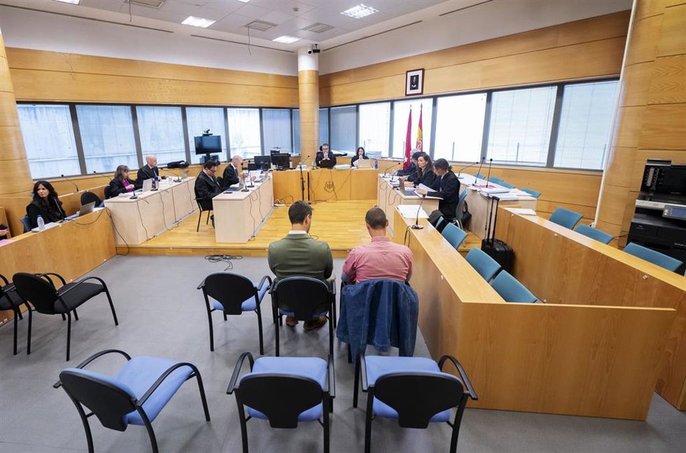 Los acusados en la primera jornada del juicio por el 'caso Vivotecnia' en el Juzgado de Instancia de Madrid, a 7 de mayo de 2026, en Madrid (España). Dos técnicos del laboratorio Vivotecnia son juzgados  hoy y mañana, 7 y 8 de mayo, por presunto maltrato 