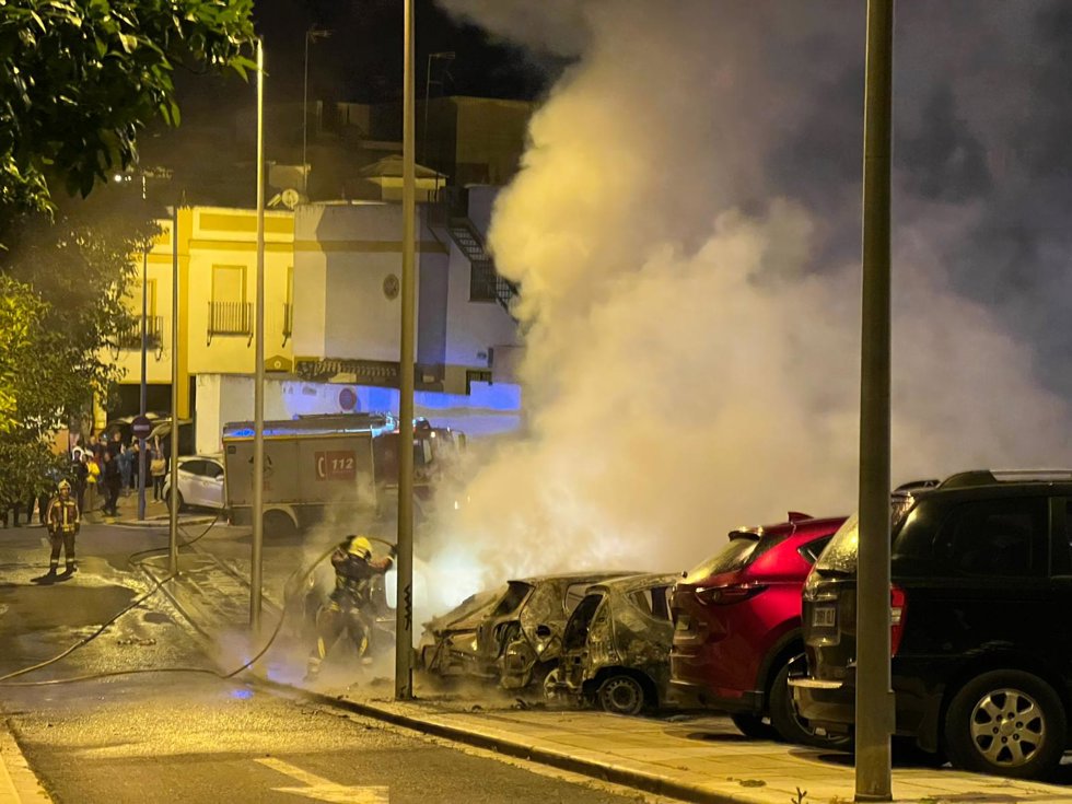 Imagen del incendio de vehículos en la calle Beatas de Alcalá (Sevilla).