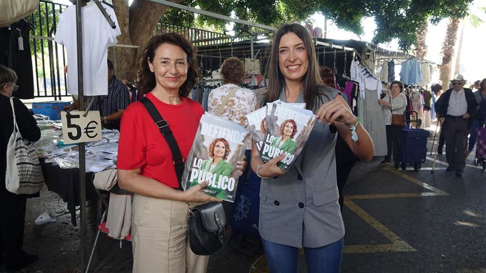 La candidata socialista número dos por la provincia al Parlamento y portavoz del PSOE de Málaga, Ana Villarejo, en un reparto en el mercadillo de Ciudad Jardín junto a la concejala Rosa del Mar Rodríguez.