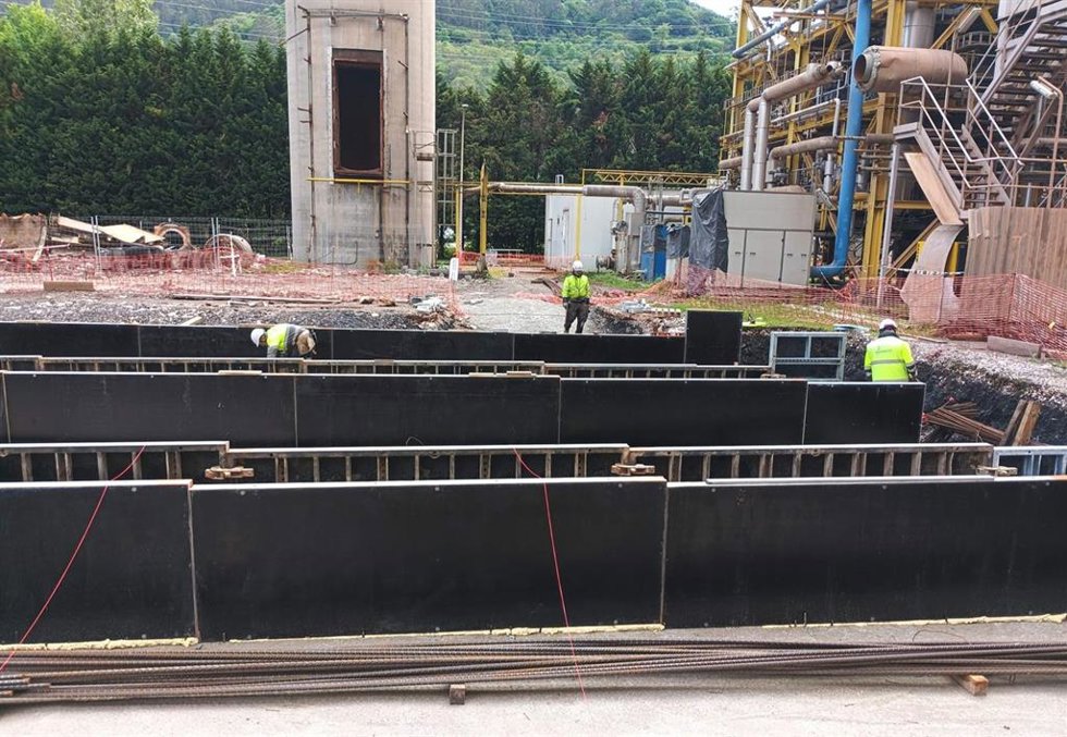 Obras de construcción de la central de biomasa de La Pereda, en Mieres.