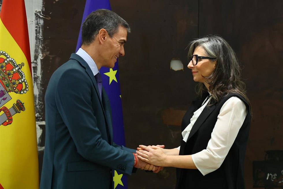 El presidente del Gobieno, Pedro Sánchez, entrega la Orden del Mérito Civil a la relatora de la ONU para Palestina, Francesca Albanese, en La Moncloa.