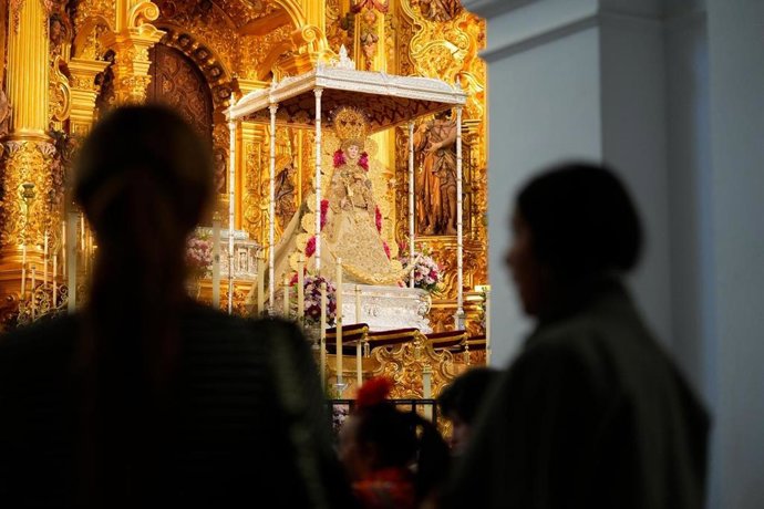 La Virgen del Rocío ya se encuentra entronizada en su nuevo paso y esperando los días para la romería.