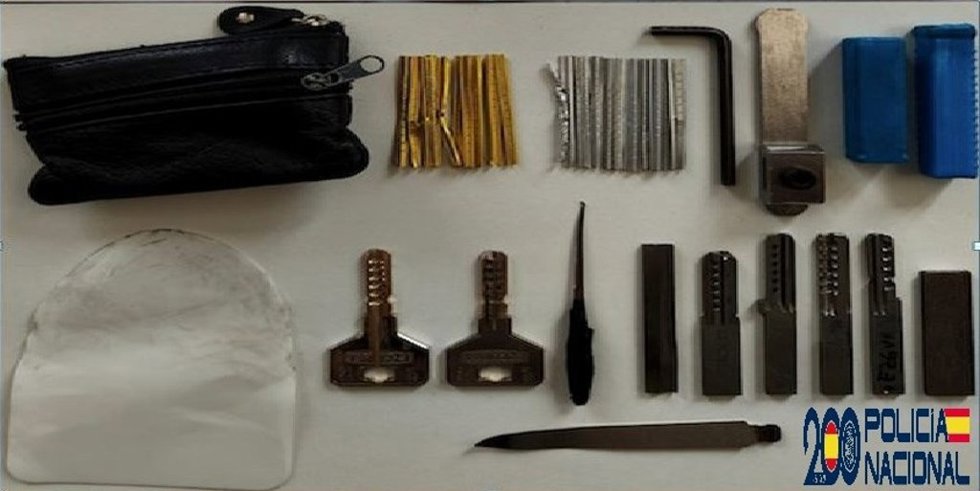 Material que utilizaban para abrir las puertas de las viviendas el grupo desarticulado por la Policía.