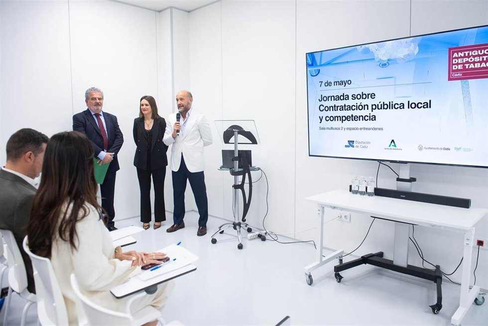 Juancho Ortiz y Beatriz Gandullo en la jornada de 'Contratación pública y competencia'.