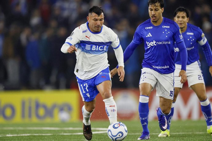Futbol, Universidad Catolica vs Cruzeiro. Copa Libertadores 2026. El jugador de Universidad Catolica Gary Medel, izquierda, disputa el balon con Kaio Pinto de Cruzeiro durante el partido de la fecha 4 del grupo D de la Copa Libertadores realizado en el