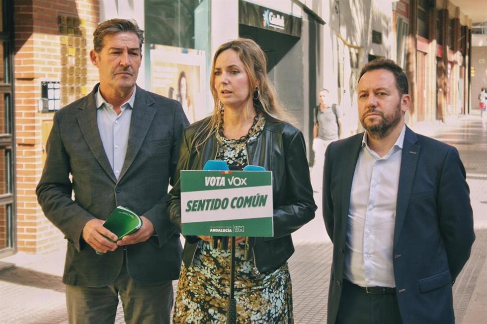 La candidata de Vox por Málaga a las elecciones andaluzas Yolanda Gómez comparece tras la reunión con AJE.