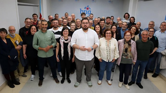 Imaxen de Igrexas rodeado de la militancia del BNG.