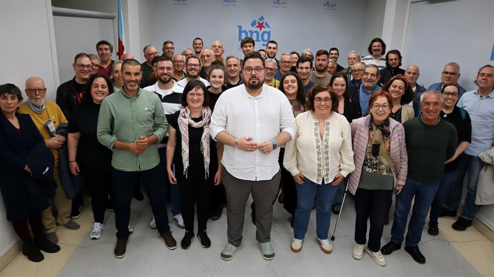 Imaxen de Igrexas rodeado de la militancia del BNG.