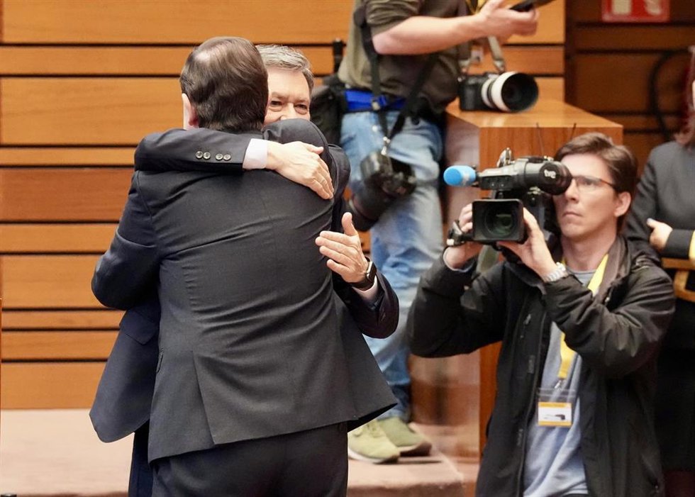 Francisco Vázquez y Alfonso Fernández Mañueco, durante la constitución de las Cortes de la XII Legislatura de Castilla y León, a 14 de abril de 2026