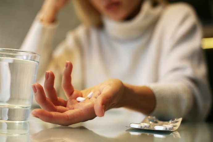 Archivo - Mujer consumiendo pastillas.