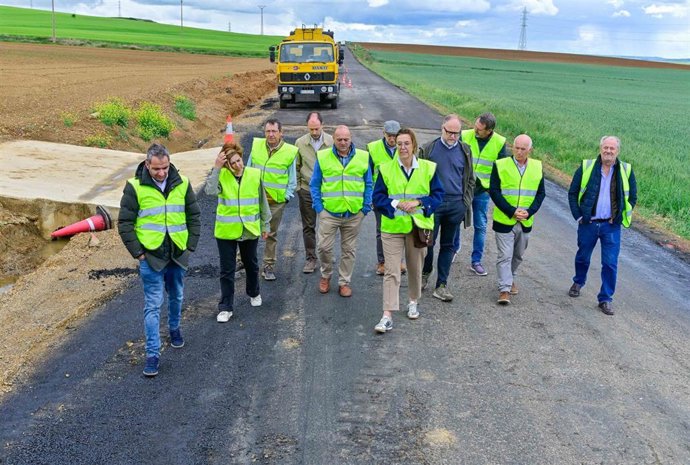 La presidenta de la Diputación de Palencia, Ángeles Armisén, visita las obras de mejora de la PP-4311.
