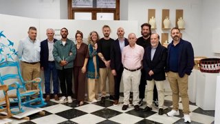 Sota Pérez y Eduardo Lucena (centro), en la puesta en marcha de la segunda edición de 'Espacio Capitel', junto a artistas y artesanos.