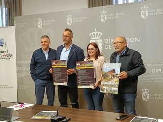 El diputado de Cultura, Arte y Patrimonio, Emilio Martínez (centro izquierda), con la edil de Cultura de Villablino, Mercedes Fisteus (a su derecha), y los organizadores de Geolaciana, Policarpo Fernández (izquierda) y José Gatón (derecha).