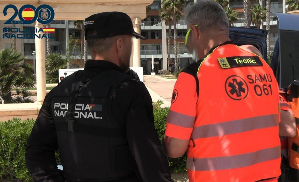 Un agente de la Policía Nacional y un sanitario del SAMU 061.