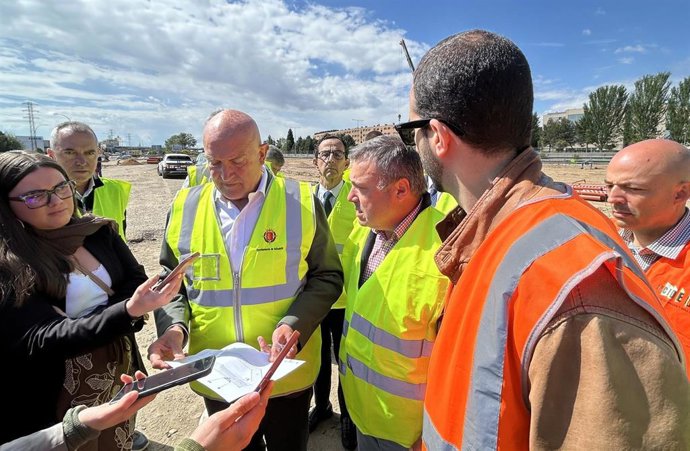 El alcalde de Valladolid, Jesús Julio Carnero, observa un plano de la obra del aparcamiento para camiones en la calle Topacio.