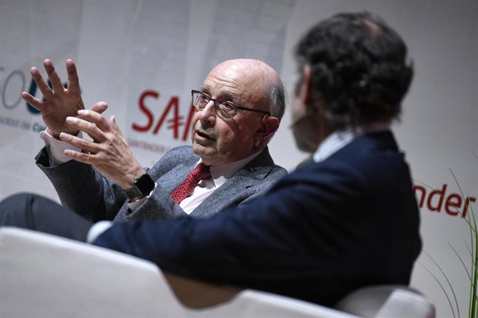 Archivo - El exministro de Hacienda Cristóbal Montoro interviene durante el IV Encuentro SANFI Alumni, en la sede del banco Santander, a 9 de marzo de 2023, en Madrid (España).