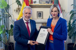 Archivo - La consejera de Gobernanza, Administración Digital y Autogobierno, Maria Ubarretxena, entrega al ministro de Política Territorial y Memoria Democrática, Ángel Víctor Torres, las 10 propuestas de transferencias elaboradas por el Gobierno Vasco pa