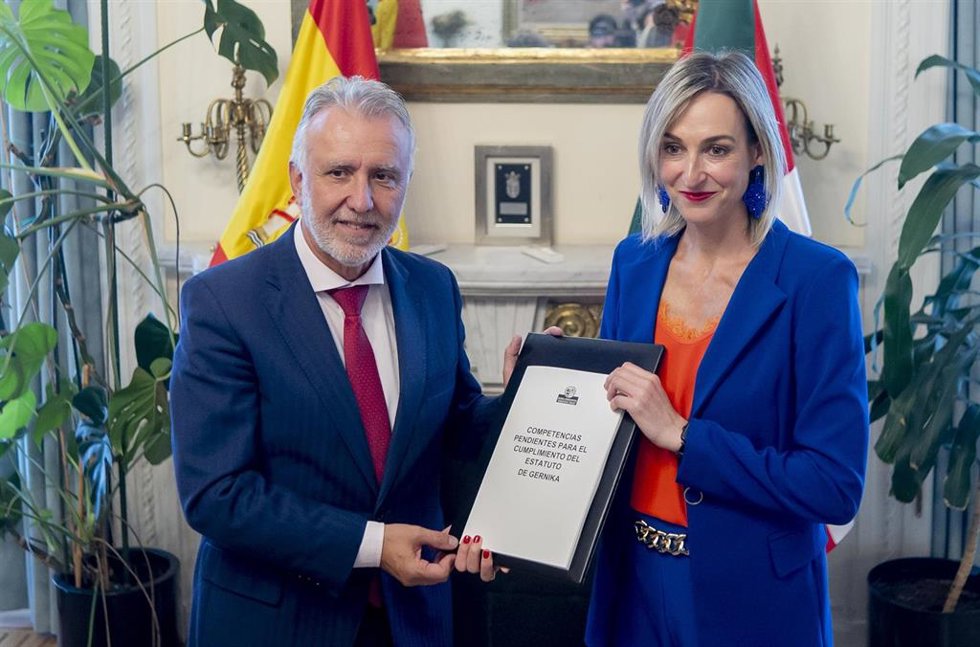 Archivo - La consejera de Gobernanza, Administración Digital y Autogobierno, Maria Ubarretxena, entrega al ministro de Política Territorial y Memoria Democrática, Ángel Víctor Torres, las 10 propuestas de transferencias elaboradas por el Gobierno Vasco pa