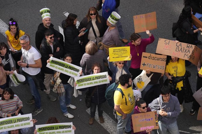 Archivo - Un grupo de personas durante una manifestación con motivo de la huelga de docentes en Catalunya, en la Vía Augusta, a 11 de febrero de 2026, en Barcelona, Catalunya (España)