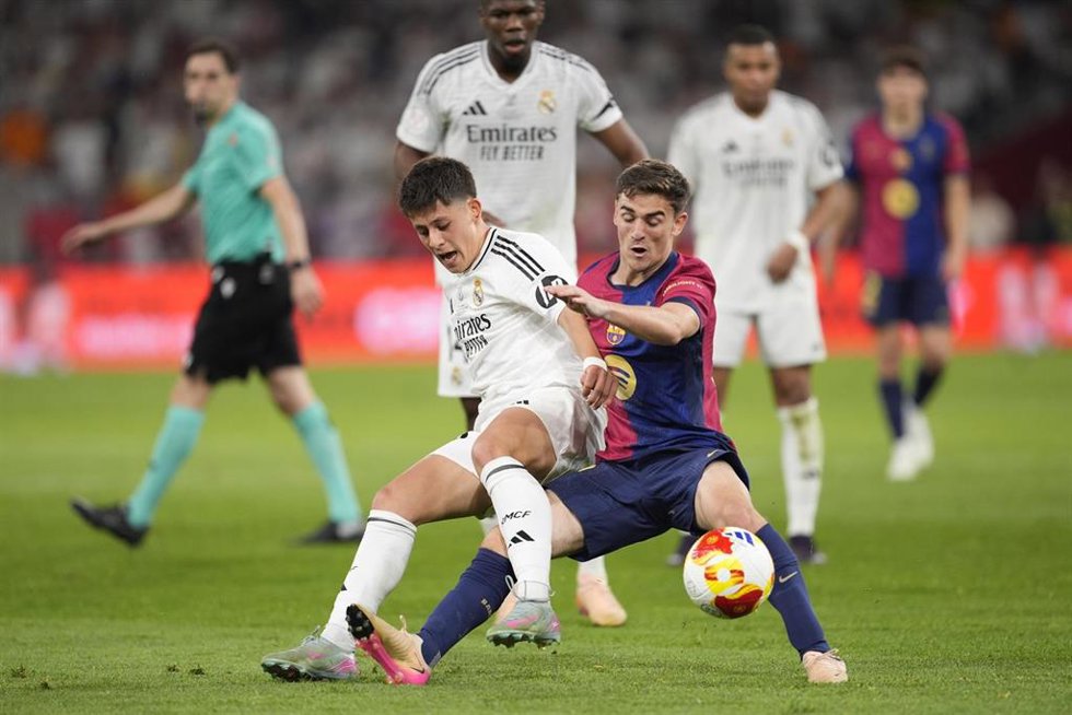 Archivo - Arda Guler y Gavi en un Real Madrid-FC Barcelona de Copa del Rey