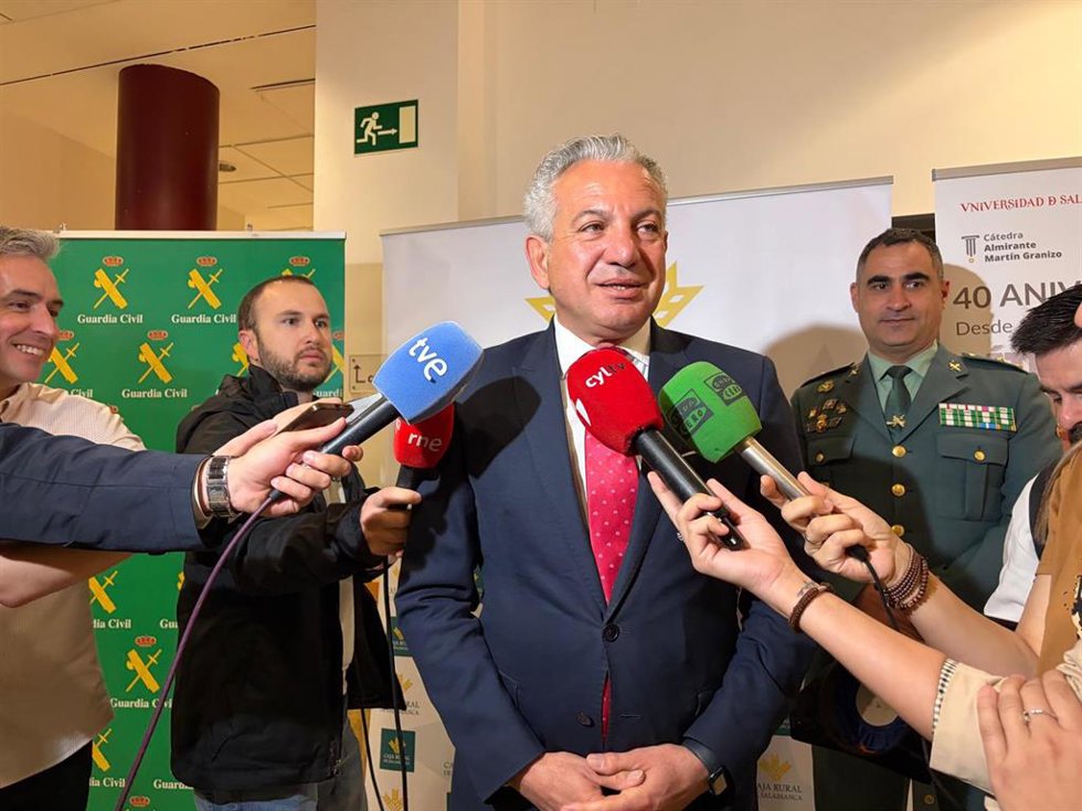 Sen, atiende a los medios en Salamanca.