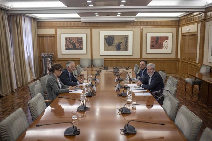 La ministra de Sanidad, Mónica García (1i); el ministro de Política Territorial y Memoria Democrática, Ángel Víctor Torres (2i), y el presidente de Canarias, Fernando Clavijo (1d).